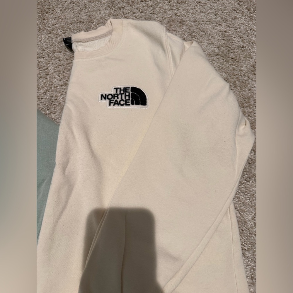 *TWO CREW NECK SWEATSHIRTS* The North Face Sweatshirts in Sage and Beige - Picture 3 of 5